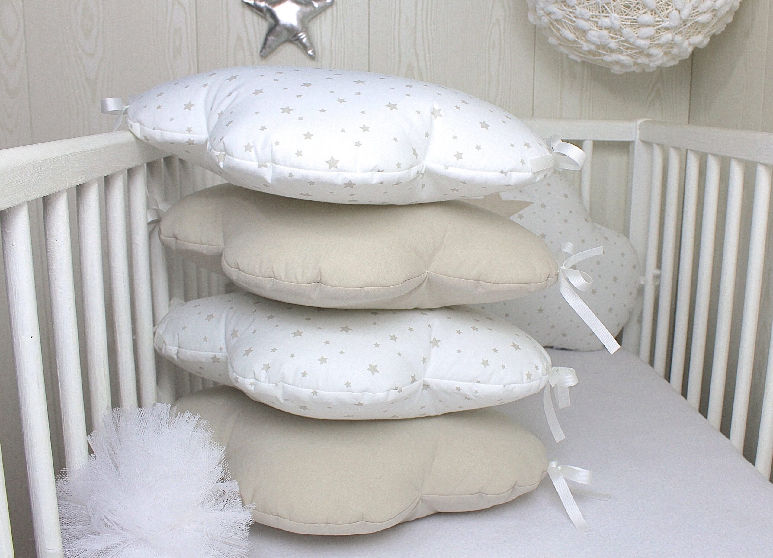 1 Coussin nuage 60 cm large pour décoration chambre enfant, blanc à étoiles  beiges