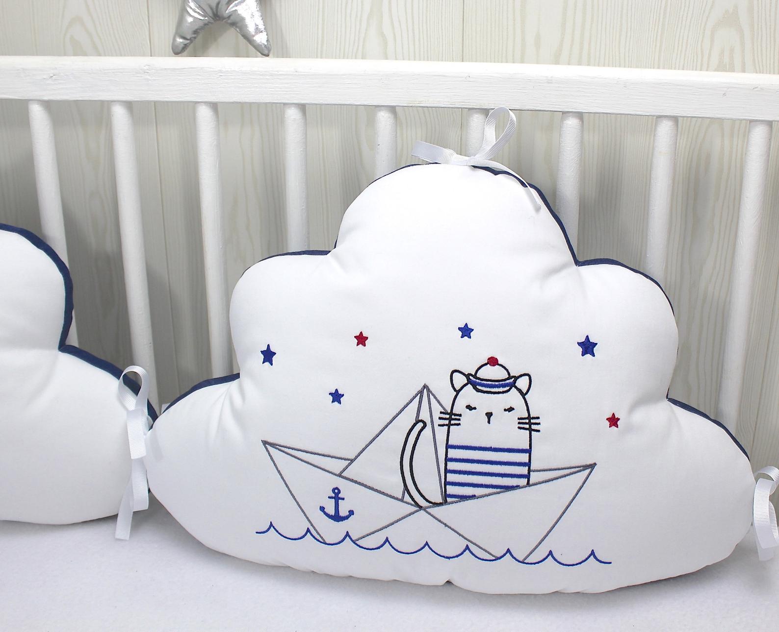 1 coussin nuage blanc 60 cm large brodé avec un visage et un noeud doré  pour décoration chambre enfant : accessoires-bebe par petitlion