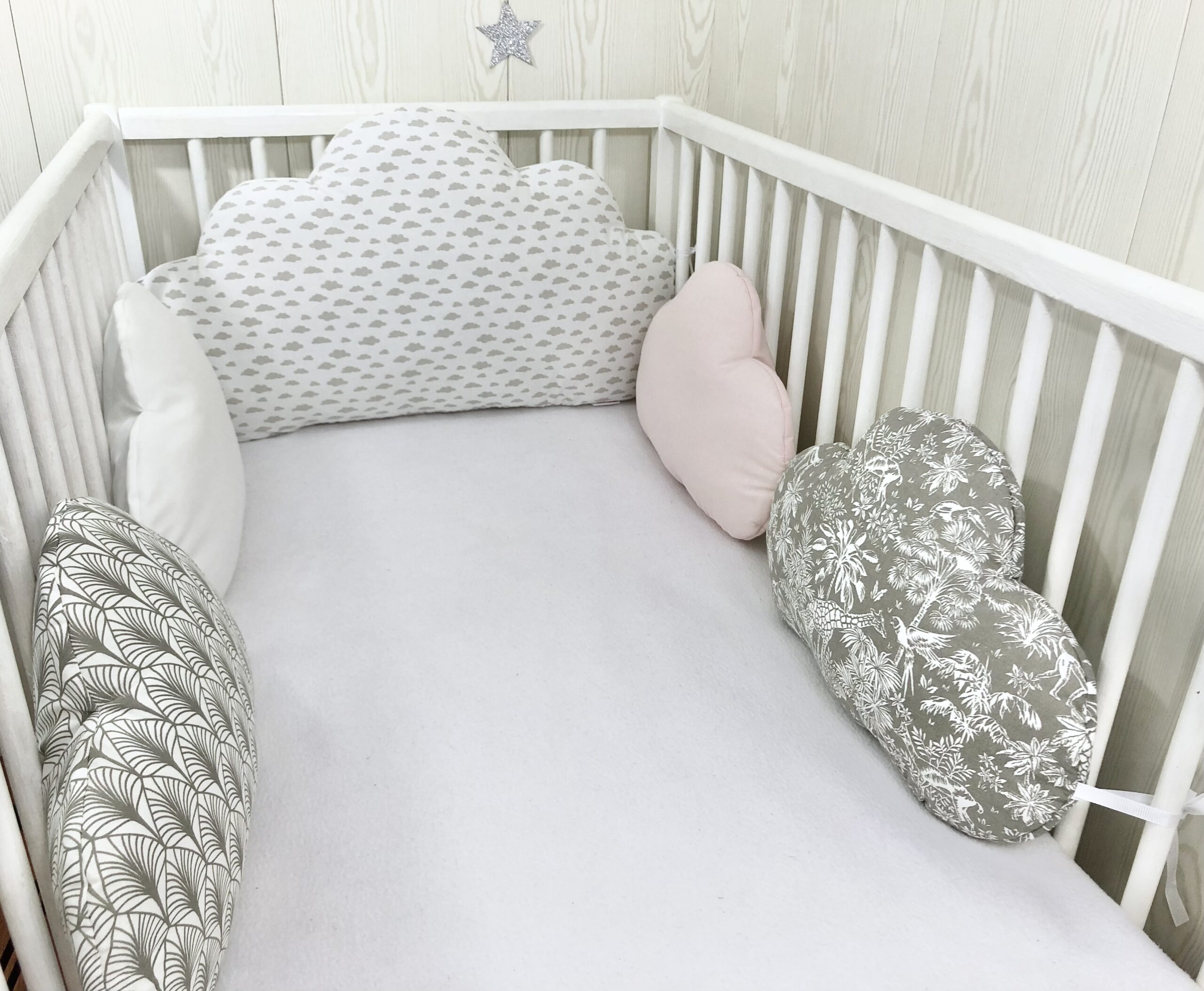 2 Coussins nuages, tour de lit bébé, blanc, rose et doré